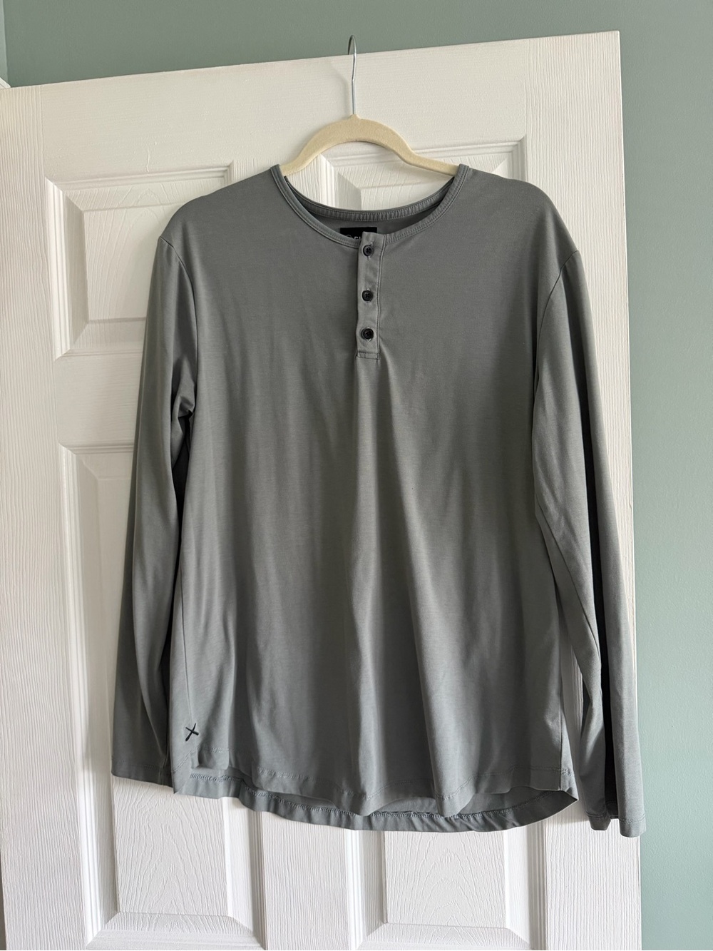 Men's CUTS Long-Sleeve curve hem Henley Shirt - Gray
